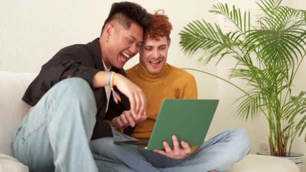 Slow Motion Video Van Een Gelukkig Gay Paar Lachen Terwijl — Stockvideo