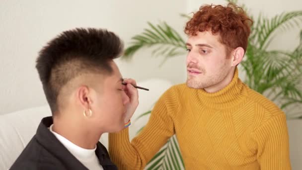 Zeitlupenvideo Nähert Sich Einem Konzentrierten Homosexuellen Mann Der Hause Einen — Stockvideo