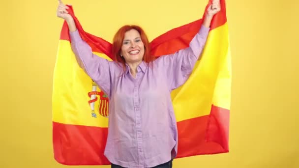 Ευτυχισμένη Κοκκινομάλλα Ώριμη Γυναίκα Τυλίγεται Μια Ισπανική Εθνική Σημαία Στο — Αρχείο Βίντεο