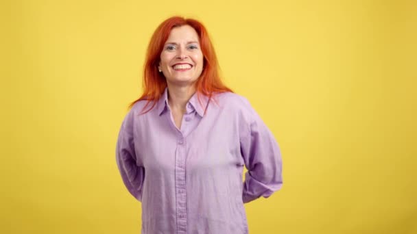 Reife Frau Mit Rot Gefärbten Haaren Liefert Ein Geschenk Für — Stockvideo
