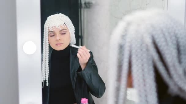 진주로 가발을 거울을 여인의 비디오 — 비디오