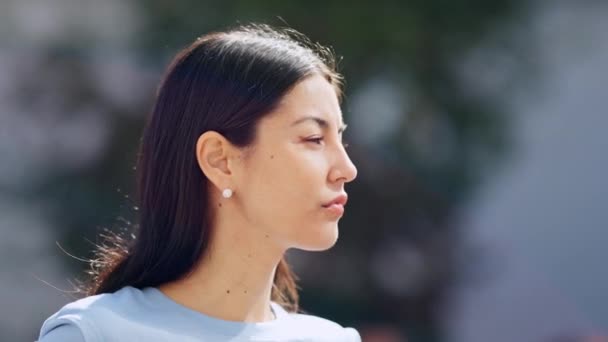 Langsom Bevægelse Video Spansktalende Kvinde Bliver Alvorlig Kameraet Udendørs – Stock-video
