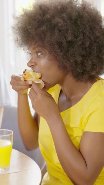 Pystysuora Hidastettuna Lähikuva Video Afrikkalainen Nainen Kihara Tukka Syö Cupcake — kuvapankkivideo