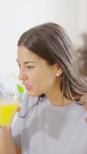 Vertikal Langsom Film Kvinne Som Drikker Naturlig Appelsinjuice Hjemme – stockvideo