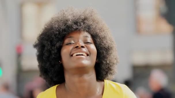 Slow Motion Close Βίντεο Μια Ευτυχισμένη Αφρικανή Γυναίκα Χαμογελάει Στην — Αρχείο Βίντεο