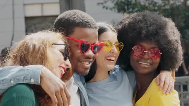 Powolny Film Grupy Przyjaciół Bawiących Się Okularach Przeciwsłonecznych Kształcie Serca — Wideo stockowe