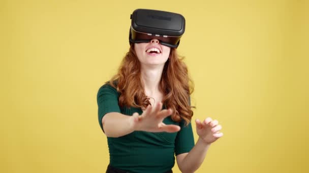Mujer Pelirroja Asombrada Con Gafas Realidad Virtual Estudio Con Fondo — Vídeos de Stock