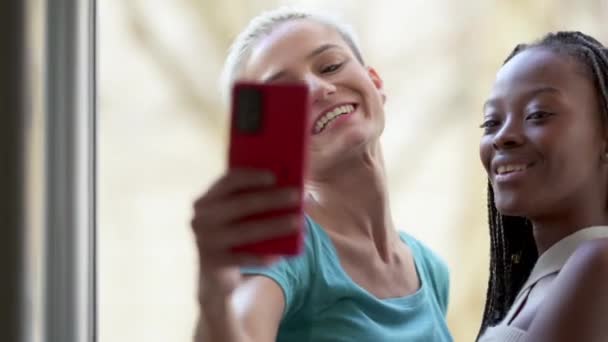 Powolny Film Lesbijską Parą Robiącą Selfie Balkonie — Wideo stockowe