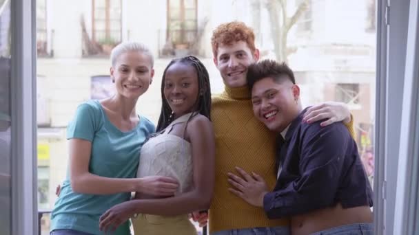 게이와 레즈비언 친구들 발코니에서 카메라 앞에서 — 비디오