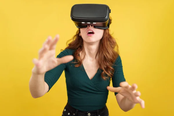 Mujer Pelirroja Asombrada Con Gafas Realidad Virtual Estudio Con Fondo —  Fotos de Stock