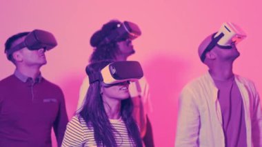 Sanal gerçeklik Google 'ı olan bir grup insanın durup baktığı yavaş çekim videoları