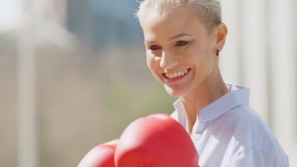 Close Slow Motion Video Businesswoman Smiling While Throwing Punch Wearing — Stock Video