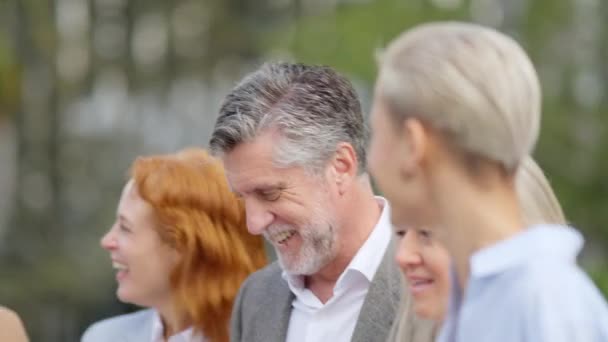 Lähikuva Hidastettuna Video Onnellinen Onnistunut Ryhmä Liikemiehiä Kävelee Yhdessä Ulkona — kuvapankkivideo