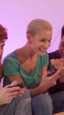 Mutlu bir kadının konsol oyunu kazanıp evde arkadaşlarıyla kutlama videosu.