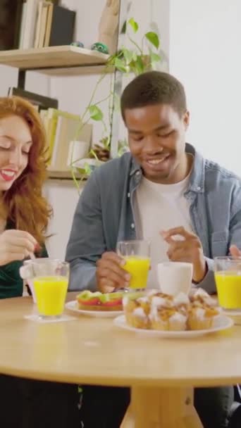 Vidéo Ralenti Groupe Amis Multiethniques Parlant Pendant Petit Déjeuner Maison — Video