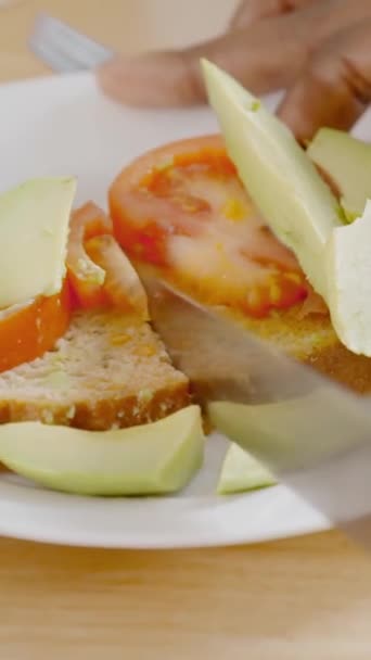 Video Cámara Lenta Una Persona Cortando Brindis Saludable Aguacate Tomate — Vídeos de Stock