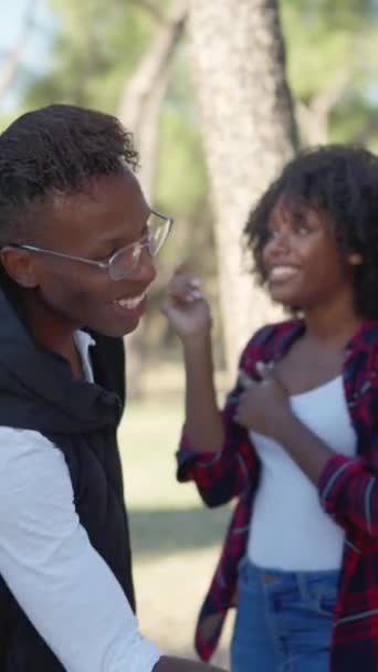 Afričan Běloch Mávají Objímají Mezi Skupinkami Přátel Schůzce — Stock video