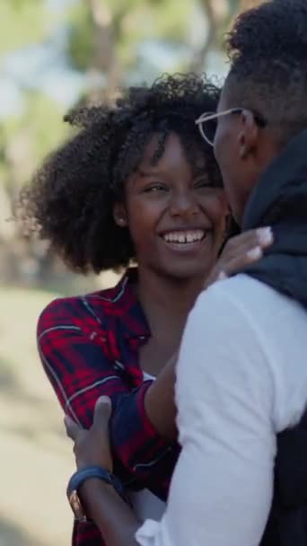 Barátok Ölelkeznek Csókolóznak Egy Találkozón Függőleges Videó Lassú Mozgás — Stock videók
