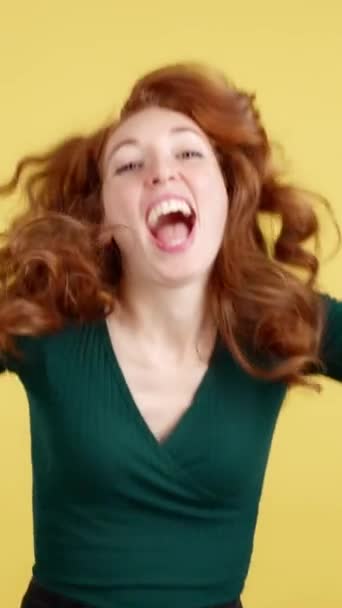 Szczęśliwa Ruda Kobieta Świętuje Podniesienie Pięści Studio Żółtym Tle — Wideo stockowe