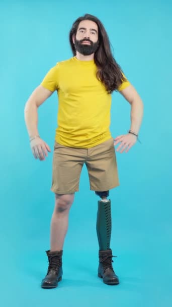 Studio Video Con Sfondo Blu Uomo Rilassato Con Una Protesi — Video Stock