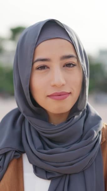 Başörtülü Müslüman Kadın Kameraya Bakıyor Gülümsüyor — Stok video