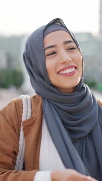 Мусульманка Носит Хиджаб Затылке Улыбаясь Площади — стоковое видео