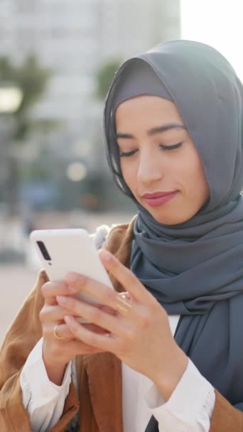 Femme Musulmane Souriant Tout Envoyant Message Avec Mobile Dans Une — Video