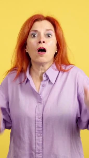 Mulher Madura Surpreso Com Cabelo Vermelho Tintura Gesto Olhando Para — Vídeo de Stock
