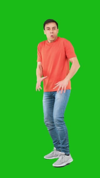 Verängstigter Mann Jeans Und Orangefarbenem Shirt Macht Schutzgeste Und Schreit — Stockvideo