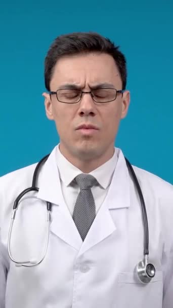 Beyaz Cüppeli Steteskoplu Bir Doktor Mavi Arka Planda Kollarını Kavuştururken — Stok video