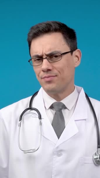 Izolacja Ścisłego Lekarza Białym Mundurze Stetoskop Szyi Wskazując Kamerę Stojąc — Wideo stockowe