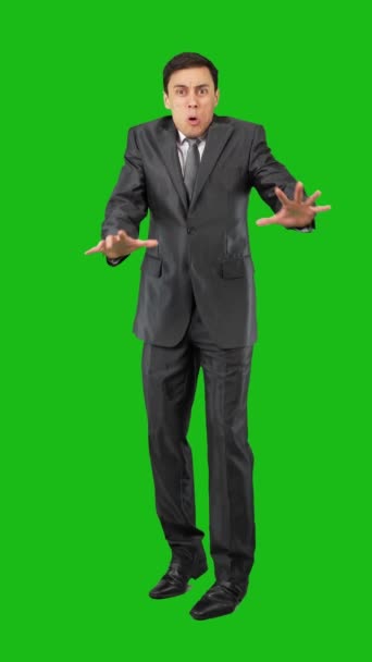 Pełne Ciało Przerażonego Mężczyzny Formalnym Garniturze Patrzącego Kamerę Odizolowaną Zielonym — Wideo stockowe