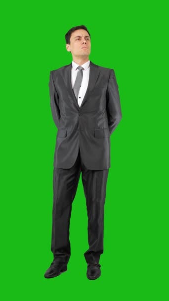 Full Kropp Fokuserad Hane Formell Kostym Scolding Stående Isolerad Grön — Stockvideo