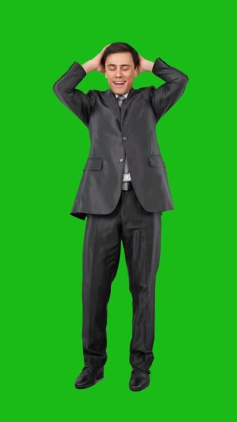 Corpo Inteiro Modelo Masculino Engraçado Roupa Formal Levantando Mãos Atrás — Vídeo de Stock