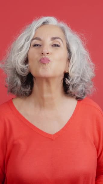 Studio Video Red Background Mature Woman Depicting Heart Shape Her — Vídeo de Stock