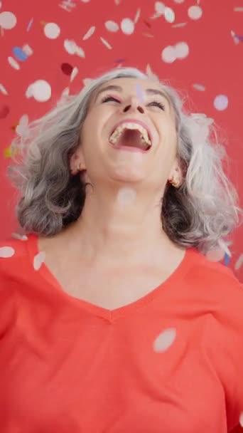Studio Video Red Background Cheerful Mature Woman Surrounded Confetti Air — Wideo stockowe