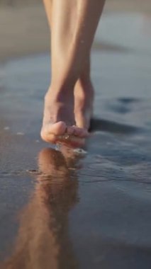 Deniz kıyısında yürürken ayakların ıslandığı yavaş çekim videoları.