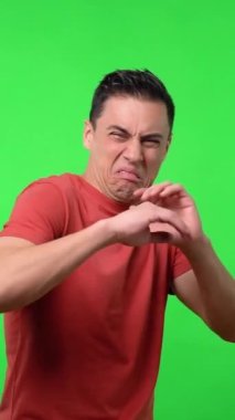 Kırmızı gömlekli iğrenç adam. Orta boy. Krom yeşil arkaplan.