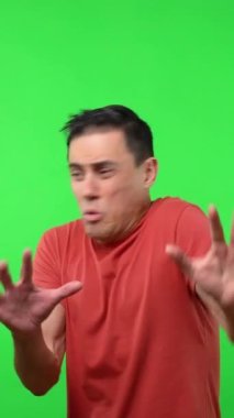 Kırmızı gömlekli, çok korkmuş ve çaresiz bir adam. Orta boy. Krom yeşil arkaplan.