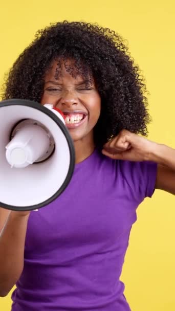 Angry African Woman Shouting Using Megaphone Gesturing Fist Studio Yellow — ストック動画