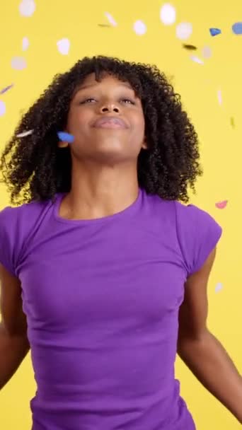 Havalı Afro Kadın Dans Ediyor Etrafı Konfetilerle Çevrili Sarı Arka — Stok video
