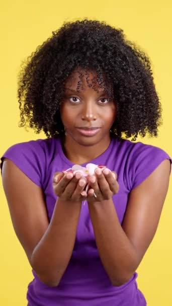 Vrolijke Afro Vrouw Blazen Confetti Terwijl Vieren Studio Met Gele — Stockvideo