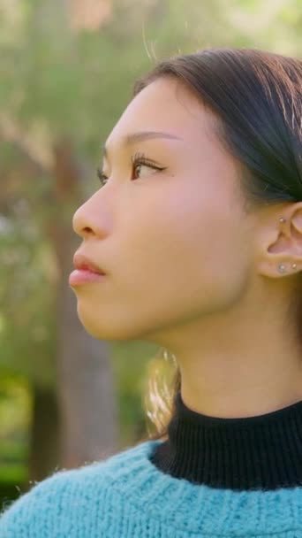 Langsom Orbital Kamera Bevægelse Video Seriøs Asiatisk Kvinde Kigger Til – Stock-video