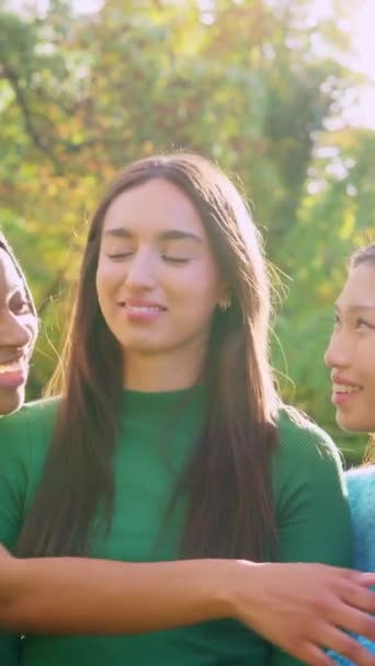 Filmik Trojgiem Szczęśliwych Wielonarodowych Przyjaciół Przytulających Się Uśmiechających Parku — Wideo stockowe
