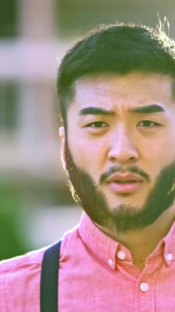 Stylový Asijský Muž Ležérní Oblečení Gestikulace Stop Rukou Ulici Městě — Stock video