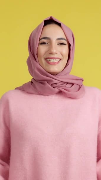 Mulher Muçulmana Feliz Rindo Estúdio Com Fundo Amarelo — Vídeo de Stock