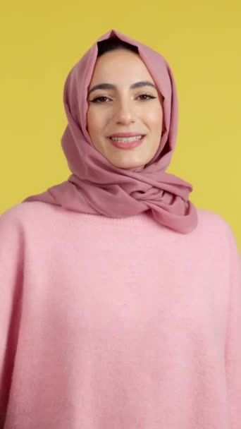 Glückliche Muslimische Frau Gestikuliert Mit Erhobenem Daumen Studio Vor Gelbem — Stockvideo