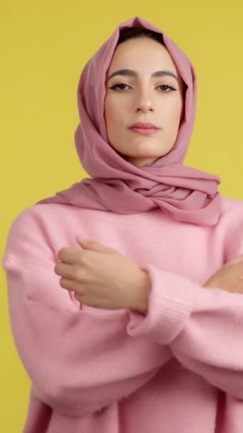 Mulher Muçulmana Forte Orgulhoso Olhando Para Câmera Estúdio Com Fundo — Vídeo de Stock