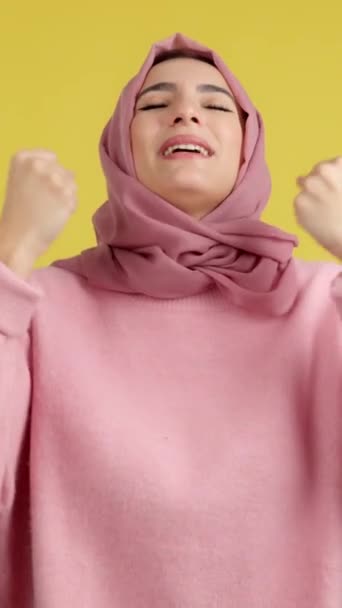 Mulher Muçulmana Feliz Comemorando Enquanto Levanta Punhos Estúdio Com Fundo — Vídeo de Stock