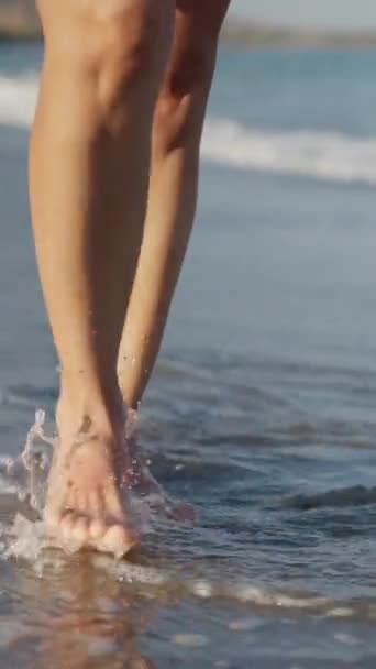 Zpomalené Video Nohou Kráčejících Podél Pobřeží Jak Namáčí — Stock video